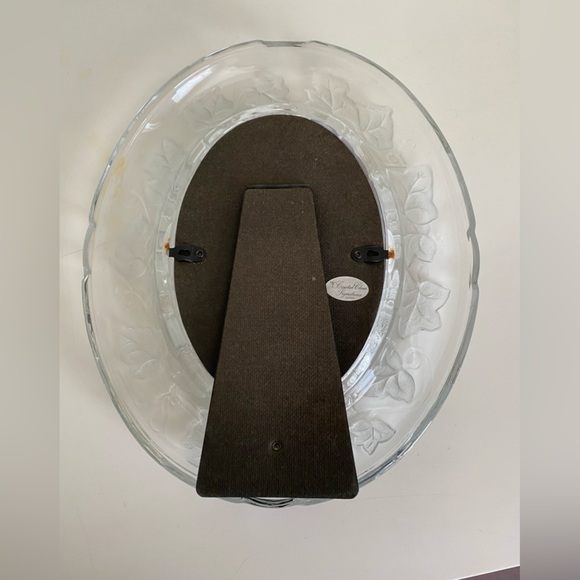 VTG OVAL CLEAR CRYSTAL 5x7 PHOTO FRAME WITH EMBOSSED FROSTED LEAVES - Picture 5 of 7